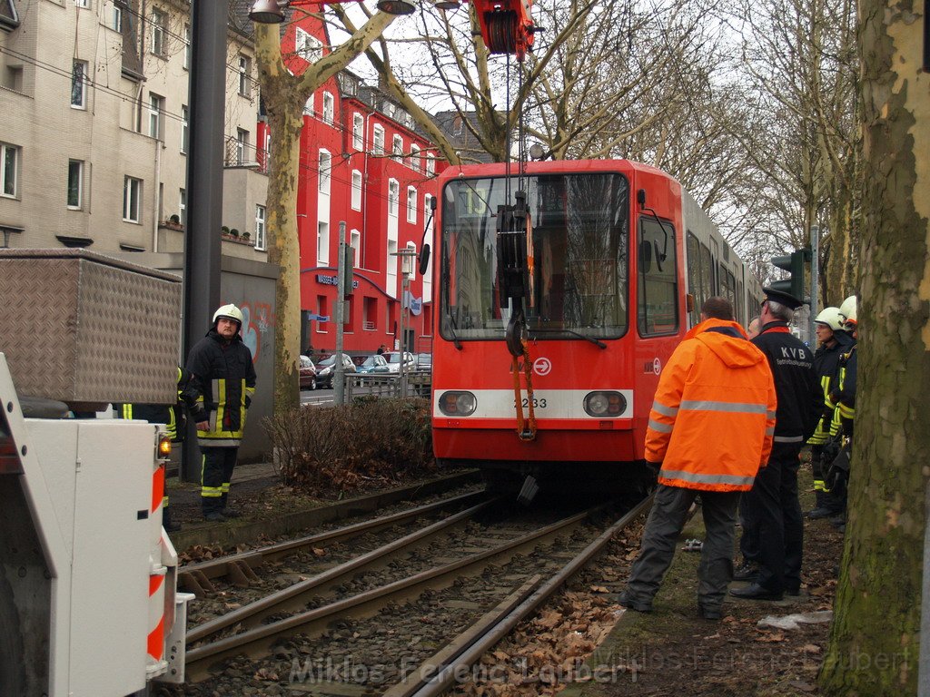 KVB Zug entgleist Koeln Suelz Suelzguertel P009.JPG